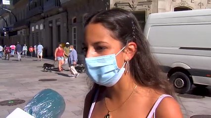 Las mascarillas quirúrgicas en una bolsa de plástico y al contenedor gris