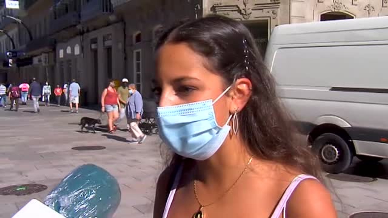 Las mascarillas quirúrgicas en una bolsa de plástico y al contenedor gris