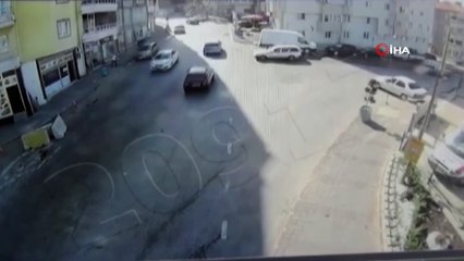 Arkasından kamyon çarpan otomobil iş yerine böyle daldı