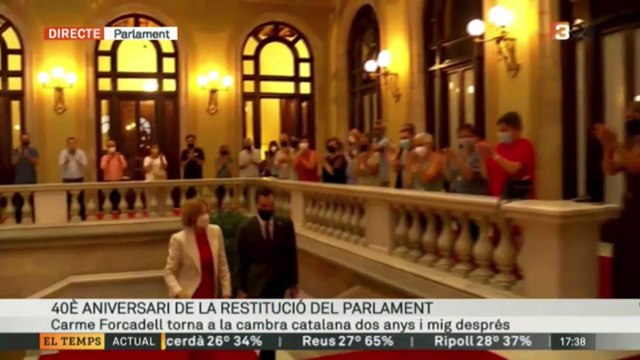Ovació a Carme Forcadell en el retorn al parlament