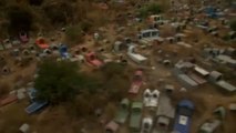 La saturación en los cementerios de Bolivia obliga a familiares de fallecidos a cavar sus propias tumbas