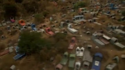 La saturación en los cementerios de Bolivia obliga a familiares de fallecidos a cavar sus propias tumbas