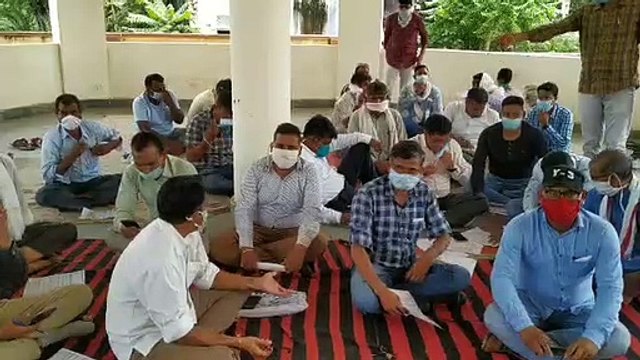 पटवारियों का धरना शुरू, मारपीट के आरोपियों की गिरफ्तारी की मांग