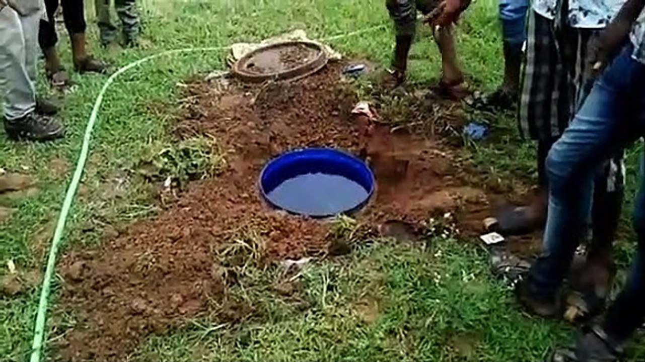 सैकड़ों लोगों ने हाथ में लाठी-डंडा लेकर हजारों लीटर हाथ भट्टी शराब को नष्ट किया