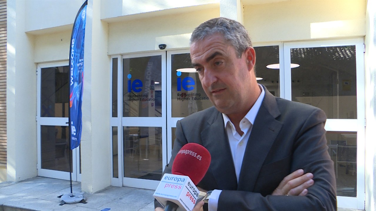 IE Business School ve "sorpresiva" la fusión de Caixabank y Bankia