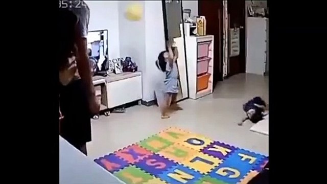 Réflexe d'un papa qui sauve sa fille de justesse