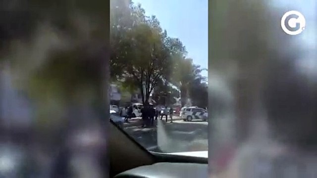 Carro capota na Avenida Francelina Carneiro Setúbal, em Vila Velha