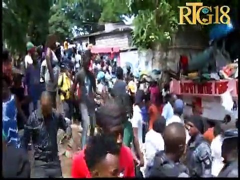 Martine Moïse Premyè dam la vizite tèt dlo nan Petyonvil ak plizyè katye nan komin Site Solèy.