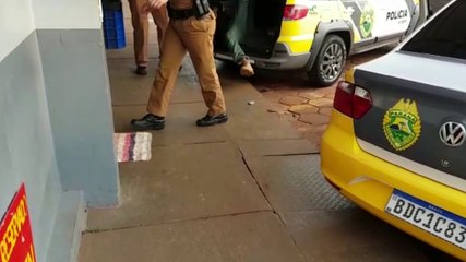 Acusado de violência doméstica é preso ao chegar na Delegacia se joga no chão afirmando ser trabalhador