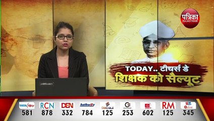 कच्ची मिट्टी को सांचें में ढालता हैं शिक्षक