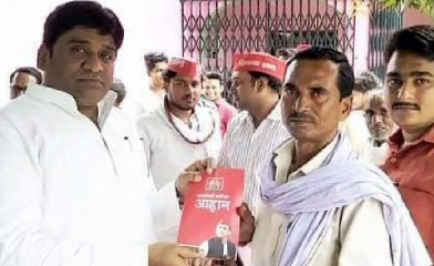 सपा जिला अध्यक्ष ने ग्रामीणों को बांटी बुके