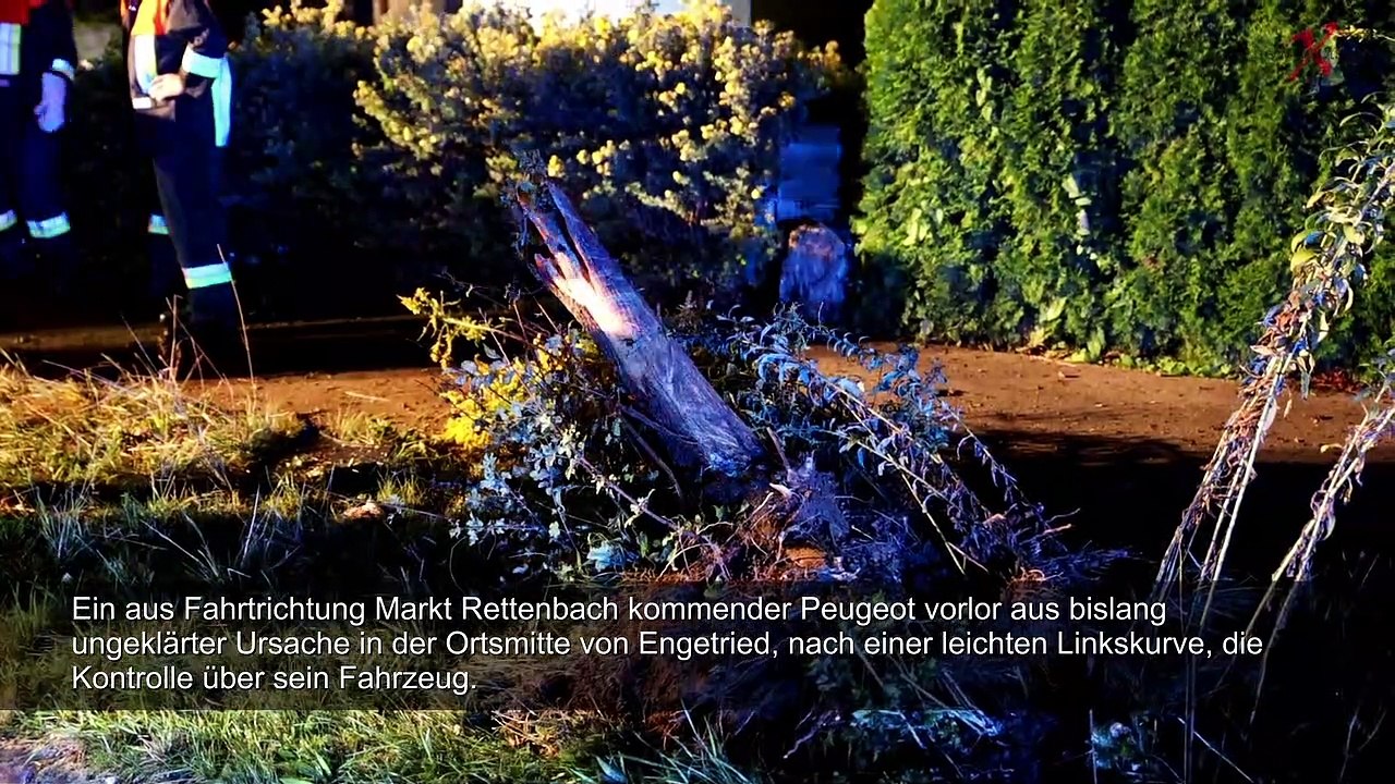 Engetried | pkw prallt mitten in ort in baum