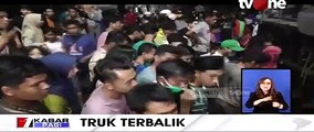Truk Limbah Minyak Padat Terbalik Saat Diperbaiki