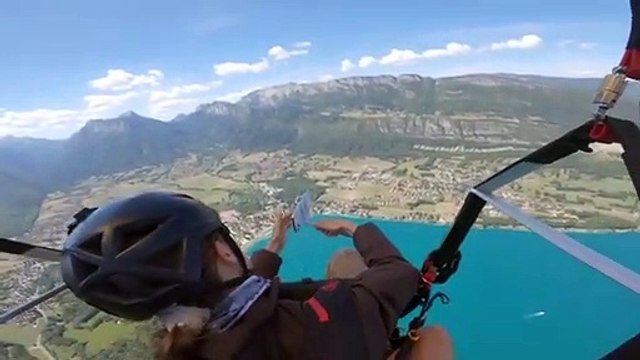 Utiliser une perche à selfie pendant du parapente (Lac d'Annecy)