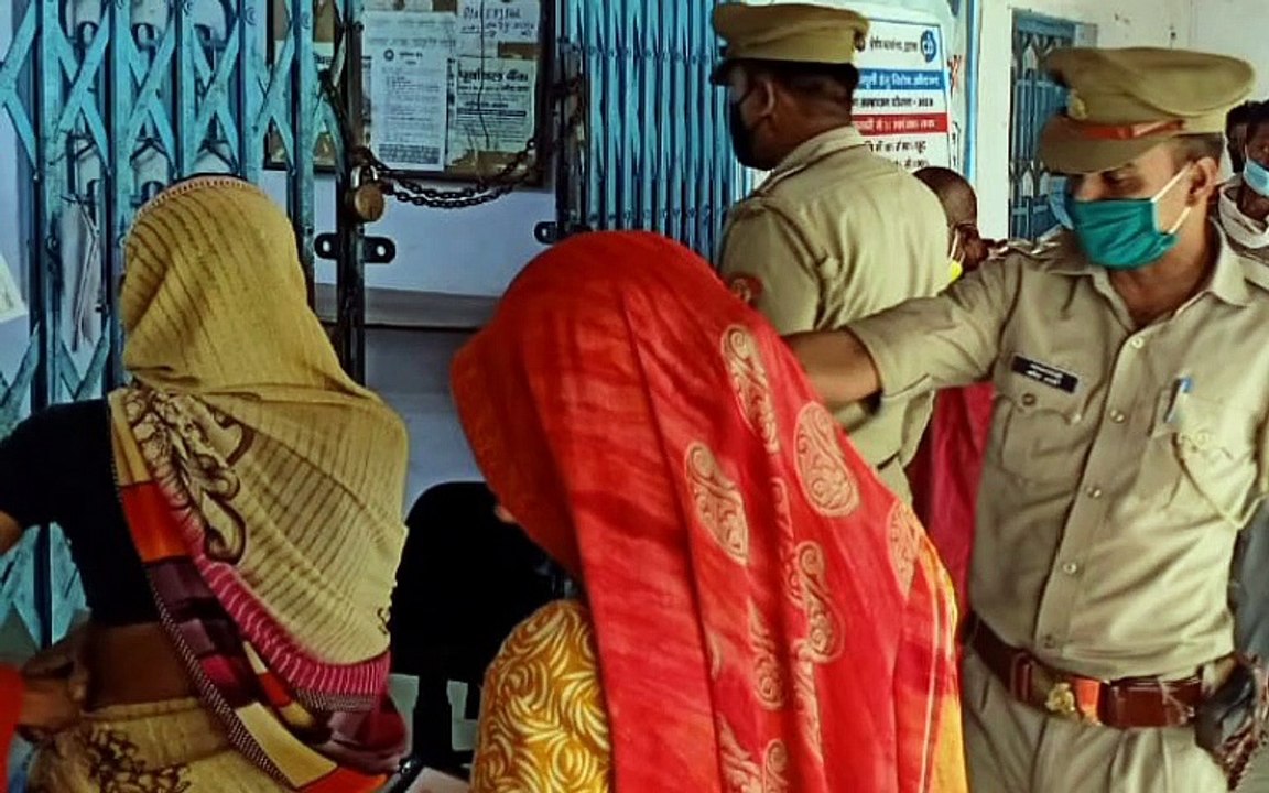 पूर्वांचल बैंक पर सोशल डिस्टेंसिंग का पालन कराने पहुंची पुलिस