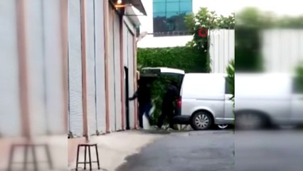 Beyoğlu'nda güpegündüz esnafa aldırmadan atölyeyi böyle soydular