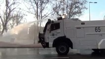 La Policía chilena dispersa con cañones de agua nuevas manifestaciones contra Piñera