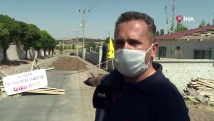 Belediye ekibi yıkıma geldi, onlar barikat kurup yolu kapattı