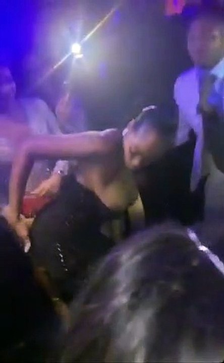 Voici la vidéo de Raheem Sterling aperçu dansant avec une femme à moitié nue qui fait le buzz