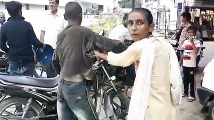 बहादुर लड़की ने मनचले को दौड़ा कर पकड़ा और जमकर की पिटाई