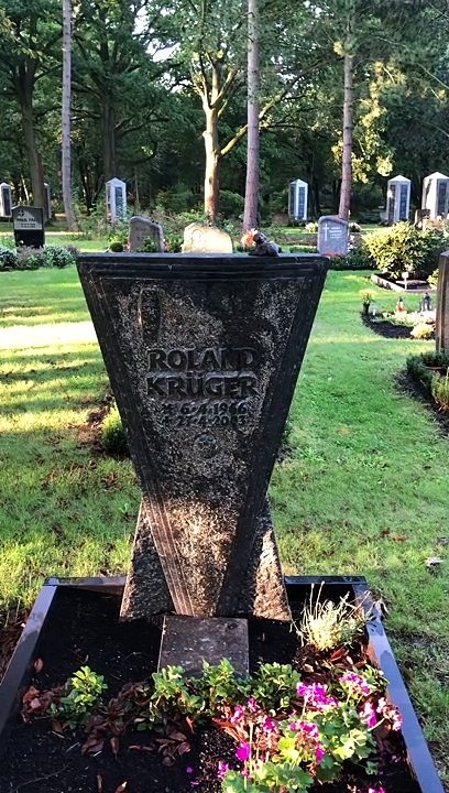 Berlin-Neukölln Mittwoch 05.September2018 und Donnerstag 03.September2020 Grabstein Roland Krüger