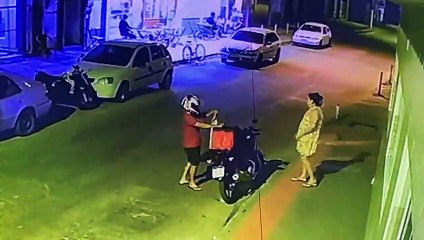 Homem de muleta e sem uma das pernas assalta motociclista em Vale Encantado, Vila Velha