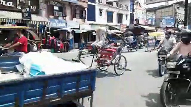 रिक्शा चालक ने बीच सड़क पर रिक्शा रोक किया योगा शुरू, वीडियो वायरल