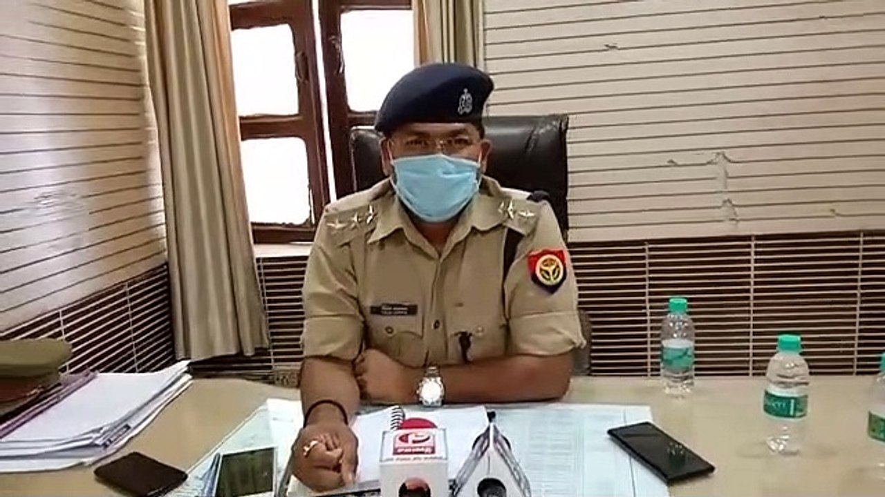 घर मे बन रहा था नकली मोबिल ऑयल, पुलिस ने मारा छापा