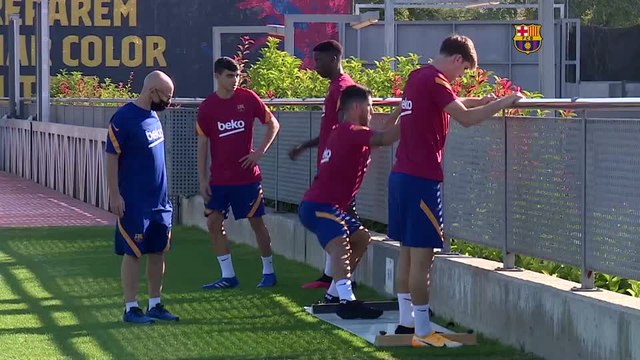 Barcelona train after Messi agrees to stay