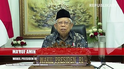 Pengurus pesantren memberikan pakan ikan di lahan pertanian Ponpes Idrisiyyah, Kabupaten Tasikmalaya, Jawa Barat.