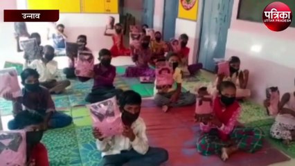 प्राथमिक विद्यालय में बच्चे स्कूल ड्रेस और मास्क पाकर बहुत खुश हुए