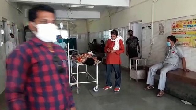 बैंक गार्ड द्वारा रायफल की सफाई करते वक्त चली गोली महिला को लगी, बैंक से पेसे निकालने आई थी