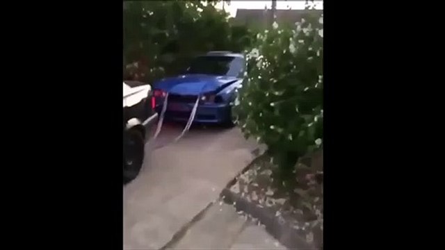 Façon incroyable pour redresser le capot de cette voiture cabossée