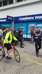 This video shows police fighting to calm crowds on Sheffield’s Fargate this afternoon following an ‘anti-mask’ demonstration in the city’s Peace Gardens