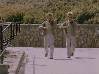 DVA LIDI V ZOO-Twins at the Zoo-1990movie-part2