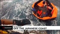 لحظه نجات یکی از ۴۳ خدمه کشتی مغروق توسط گارد ساحلی ژاپن