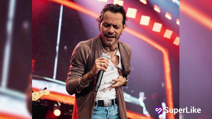 El beso entre Marc Anthony y Romero Britto que causó revuelo en redes