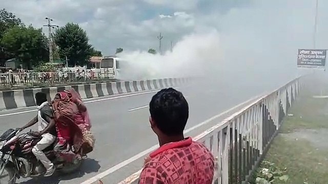चलती बस से निकला धुएं का गुबार, यात्री घबराए