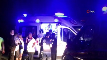 Kuşadası'nda tur minibüsüyle taksi çarpıştı: 2 turist yaralı