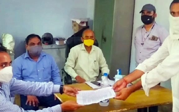 पूर्ति अधिकारी ने राशन डीलर को दिए आदेश