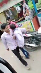 लखीमपुर: बीच चौराहे पर भिड़े ट्रांसपोर्टर, कोतवाली में हंगामा