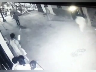 एक दर्जन युवकों ने परिवार पर किया हमला, सीसीटीवी में वीडियो कैद