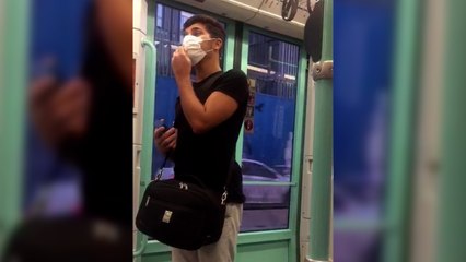 Tramvayda şarkı performansı hayran bıraktı