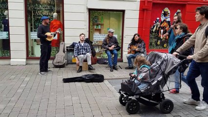 Une chanson irlandaise traditionnelle dans les rues de Galway