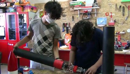 Öğrencileriyle 500 metre uçuş yapabilen roket üretti