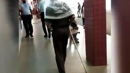 Aqui não Corona! Idoso com saco plástico na cabeça chama a atenção em Terminal de ônibus