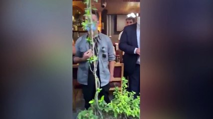 Akşener'den, kendisini terk eden kız arkadaşına seslenmesini isteyen gence: “Bana bak kızı zorlarsan senin bacaklarını kırarım”