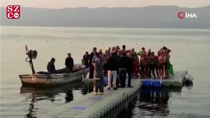 Télécharger la video: İznik Gölü'nü karşıdan karşıya yüzerek geçtiler