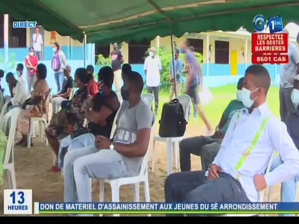 RTG/ Don de matériel d’assainissement  aux jeunes du 5ème arrondissement par les membres du bureau politique PDG