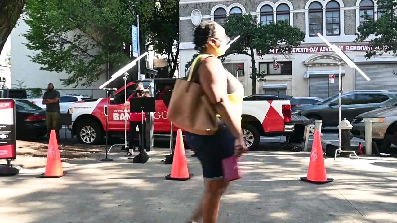 In corona-zeiten geben die new yorker philharmoniker bürgersteig-konzerte